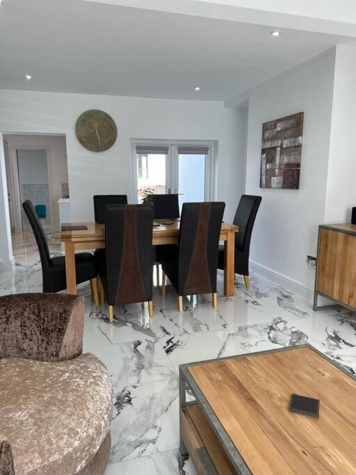 Clare Street - 3 Bedroom House With Private Parking Мертір-Тідвіл Екстер'єр фото