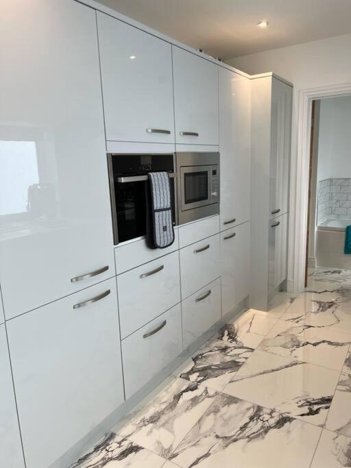 Clare Street - 3 Bedroom House With Private Parking Мертір-Тідвіл Екстер'єр фото