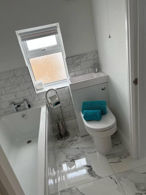 Clare Street - 3 Bedroom House With Private Parking Мертір-Тідвіл Екстер'єр фото