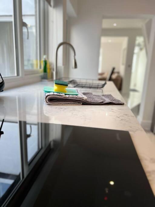 Clare Street - 3 Bedroom House With Private Parking Мертір-Тідвіл Екстер'єр фото